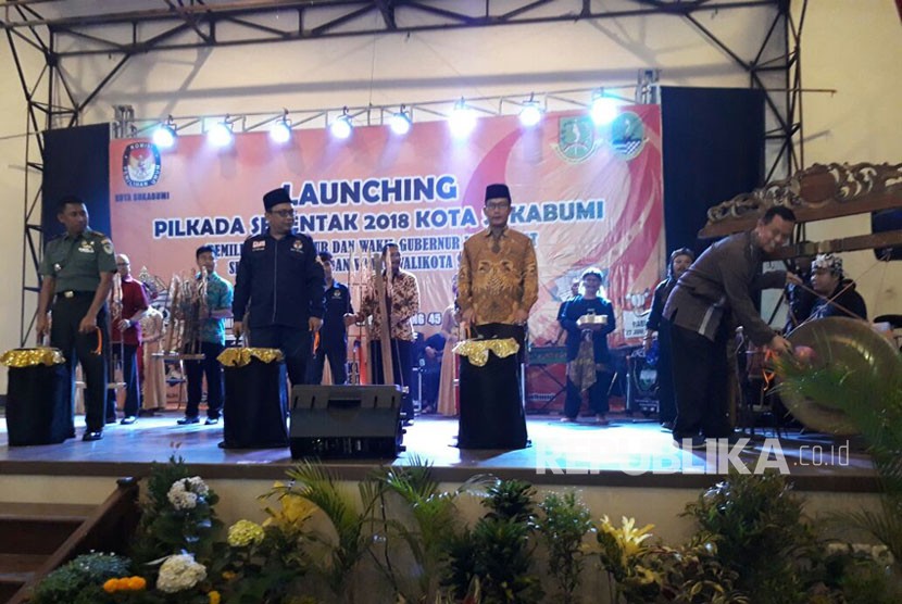 Wali Kota Sukabumi Mohamad Muraz didampingi Ketua KPU Jabar Yayat Hidayat memukul gong tanda launching pilkada serentak 2018 di Kota Sukabumi di Gedung Juang 45 Sukabumi, Ahad (19/11).
