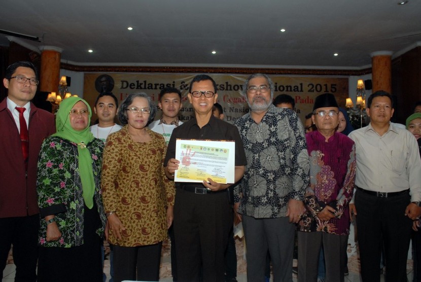 Wali Kota Sukabumi, Mohamad Muraz (tengah) didampingi Ketua Komisi Nasional Perlindungan Anak, Arist Merdeka Sirait (ketiga kanan) dan para tokoh masyarakat memegang piagam Deklarasi Komitmen Warga Kota Sukabumi dalam Upaya Mencegah Segala Bentuk Kekerasan