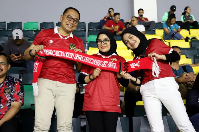 Wali Kota Surabaya Eri Cahyadi bersama istri dan anak saat menyaksikan pembukaan Piala Dunia U-17 di Stadion Gelora Bung Tomo (GBT) (Dok Humas Pemkot Surabaya).