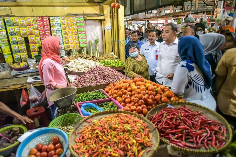 Wali Kota Surabaya Eri Cahyadi bersama Tim Pengendali Inflasi Daerah (TPID) Kota Surabaya melakukan pengendalian inflasi dengan Operasi Pasar.