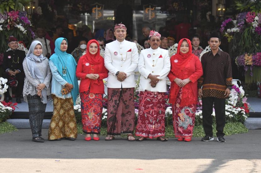 Wali Kota Surabaya Eri Cahyadi dan Wakil Wali Kota Surabaya Armuji (berbaju putih, tengah)