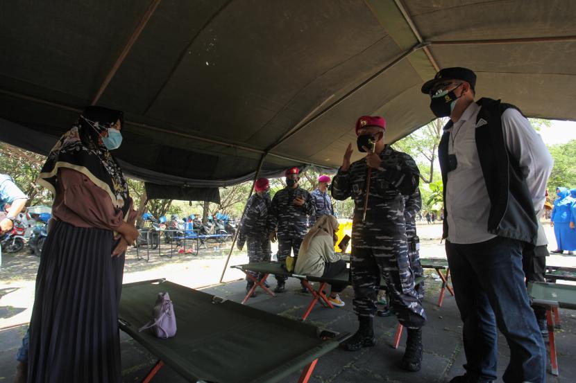Wali Kota Surabaya Eri Cahyadi (kanan) bersama Komandan Brigif 2 Marinir Kolonel Marinir Rudi Harto Marpaung (kedua kanan) berbincang dengan warga yang telah mendapat suntikan vaksin saat Serbuan Vaksinasi COVID-19 TNI Angkatan Laut di Kenjeran Park, Surabaya (ilustrasi)