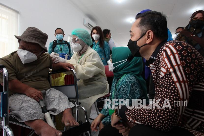 Wali Kota Surabaya Eri Cahyadi (kanan) menyaksikan petugas kesehatan menyuntikkan vaksin COVID-19 kepada penyandang disabilitas di Surabaya, Jawa Timur, Rabu (1/9/2021). Vaksinasi COVID-19 bagi penyandang disabilitas itu digelar sampai 3 September 2021 dengan menargetkan 900 penerima vaksin. 