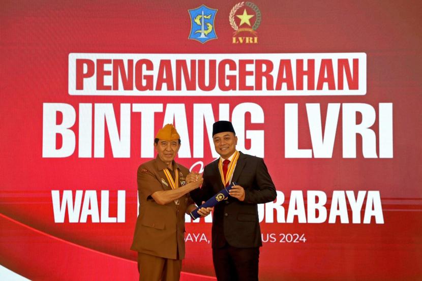 Wali Kota Surabaya Eri Cahyadi menerima penghargaan tertinggi dari Legiun Veteran Republik Indonesia (LVRI) berupa Bintang LVRI. Penghargaan itu diberikan karena komitmen luar biasa Eri Cahyadi terhadap para veteran yang telah mengorbankan waktu, energi, dan kehidupan mereka demi melindungi Tanah Air.