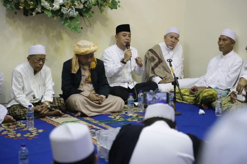 Wali Kota Surabaya Eri Cahyadi menghadiri acara haul KH Mas Muhibbin, KH Mas Muhammad Nur, dan Nyai Hj Maryam di Pesantren Salaf Al Muhibbin di Surabaya.
