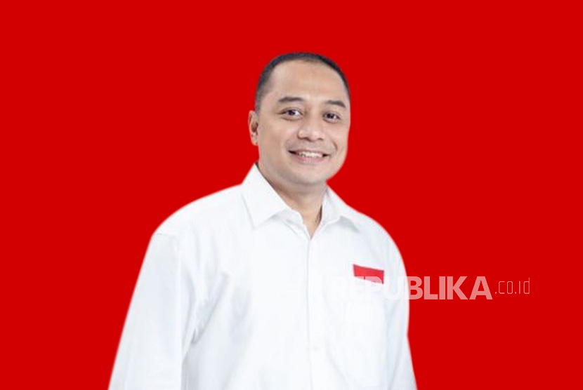 Wali Kota Surabaya Eri Cahyadi menyegel lahan parkir toko swalayan modern karena tidak menyediakan tukang parkir resmi sesuai dengan peraturan yang ada. 