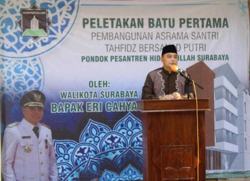 Wali Kota Surabaya, Eri Cahyadi ST  MT memberikan kata sambutan paa acara peletakan  batu pertama pembangunan asrama empat tingkat untuk mahasantri tahfidz Sekolah Tinggi Agama Islam al-Hakim (STAIL) Surabaya, Sabtu (1/5).