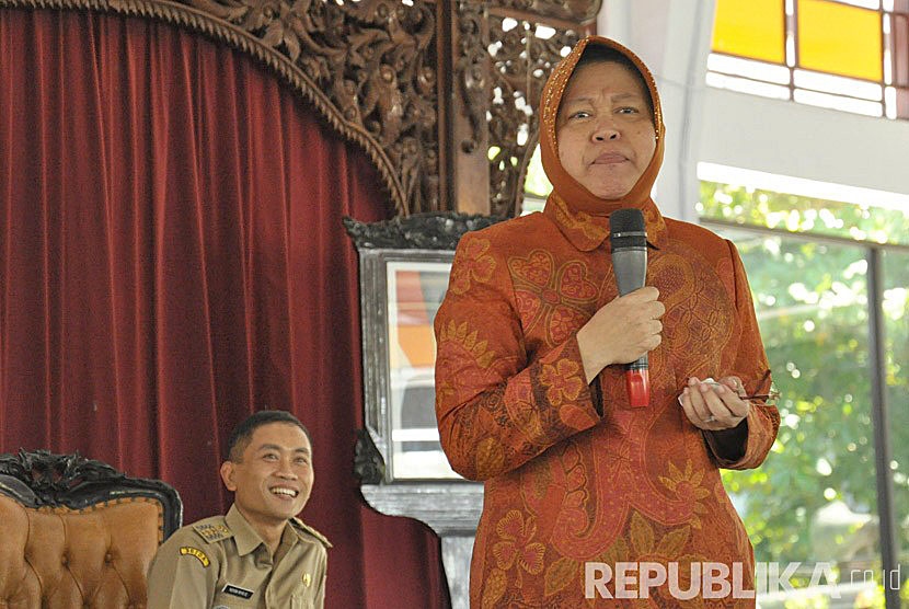 Wali Kota Surabaya, Tri Rismaharini berbagi pengalaman memimpin birokrasi di hadapan para PNS dan Kepala Desa di Kabupaten Batang, Jawa Tengah.