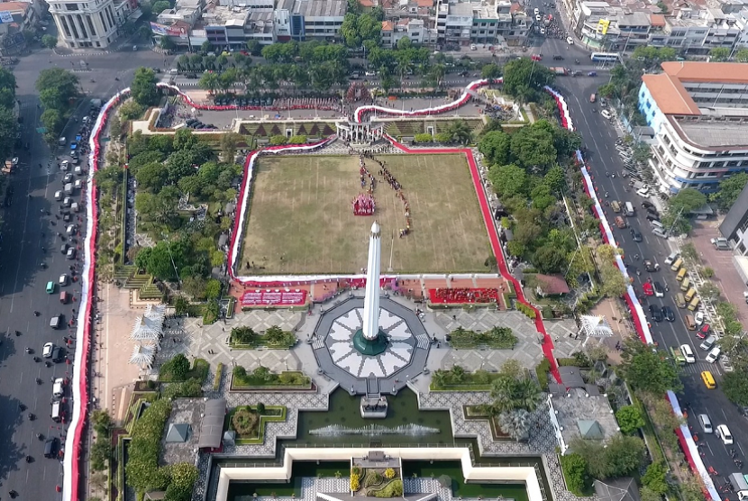 Wali Kota Surabaya Tri Rismaharini dan ribuan pelajar membentangkan bendera merah putih sepanjang dua kilometer (km), di Monumen Tugu Pahlawan, Sabtu (26/10).