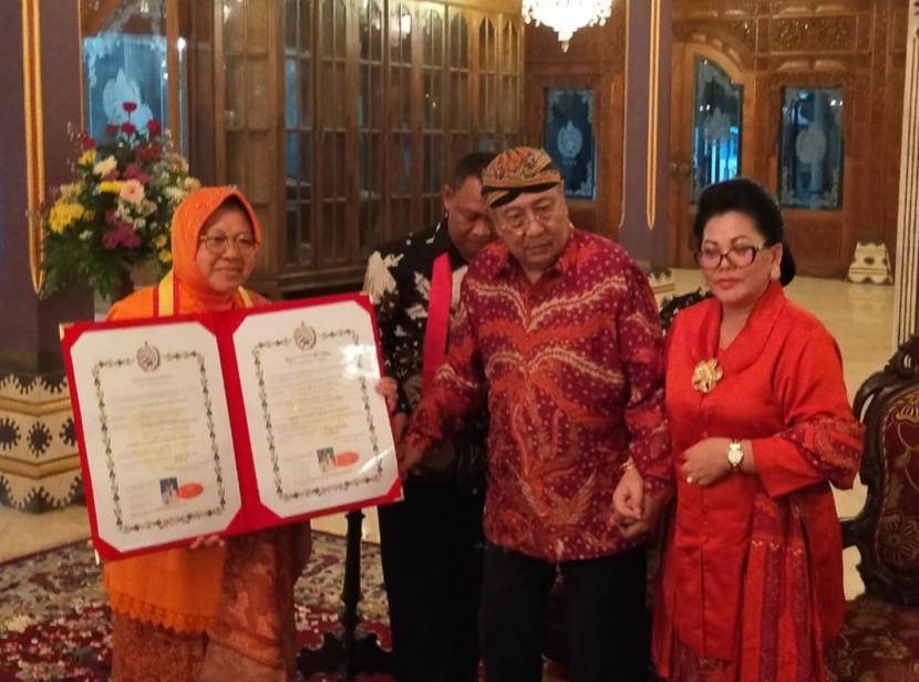 Wali Kota Surabaya Tri Rismaharini dianugerahi gelar bangsawan dari Keraton Surakarta, Jawa Tengah, Rabu (4/3). 