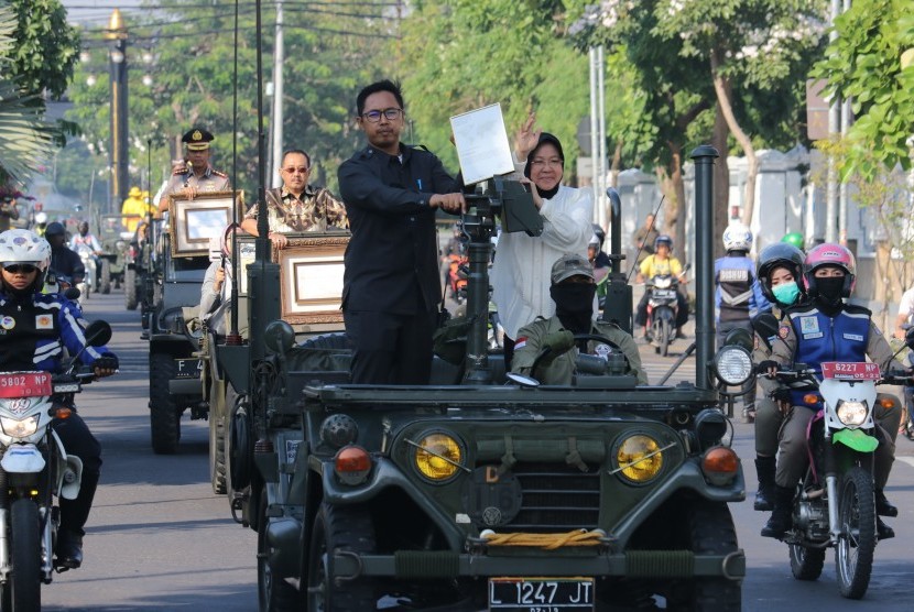 Wali Kota Surabaya Tri Rismaharini (kanan) mengarak piagam penghargaan, di Surabaya, Jawa Timur, Selasa (10/7).