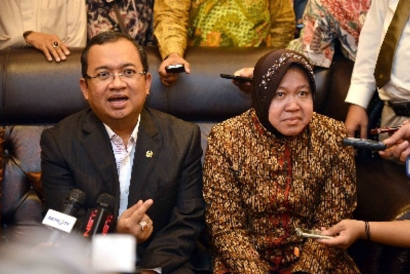 Wali Kota Surabaya Tri Rismaharini (kanan) menjawab pertanyaan wartawan didampingai Wakil Ketua DPR RI Priyo Budi Santoso (kiri) usai melakukan pertemuan tertutup di Ruang Pimpinan DPR RI, Senayan, Jakarta, Kamis (20/2). Pertemuan tertutup tersebut terkait