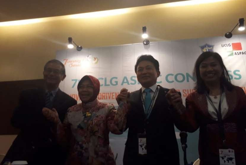 Wali Kota Surabaya Tri Rismaharini (kedua kiri) dan Presiden UCLG Aspac Won Hee-ryong (kedua kanan) memberikan keterangan pers terkait Kongres UCLG ASPAC ke-7 yang digelar di Surabaya, 13-14 September 2018.
