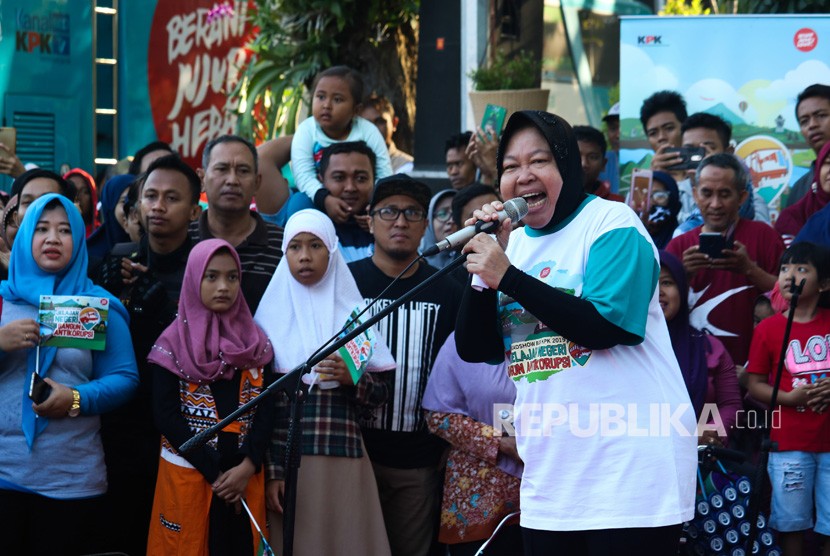 Wali Kota Surabaya Tri Rismaharini (keenam kanan) memberikan sambutan saat Roadshow Bus KPK 2019 Jelajah Negeri Bangun Antikorupsi di Taman Bungkul, Surabaya, Jawa Timur, Ahad (14/7/2019). 