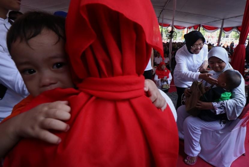 Wali Kota Surabaya Tri Rismaharini (ketiga kanan) menenangkan anak usai diberi suntikan imunisasi difteri saat pencanangan 'Outbreak Response Immunization (ORI)' di Surabaya, Jawa Timur, Jumat (2/2).