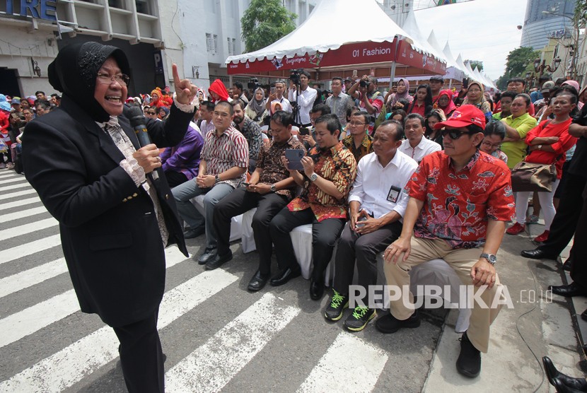 Wali Kota Surabaya Tri Rismaharini (kiri) memberikan sambutan di acara 'Mlaku-Mlaku Nang Tunjungan' di Jalan Tunjungan, Surabaya, Jawa Timur, Selasa (19/12).