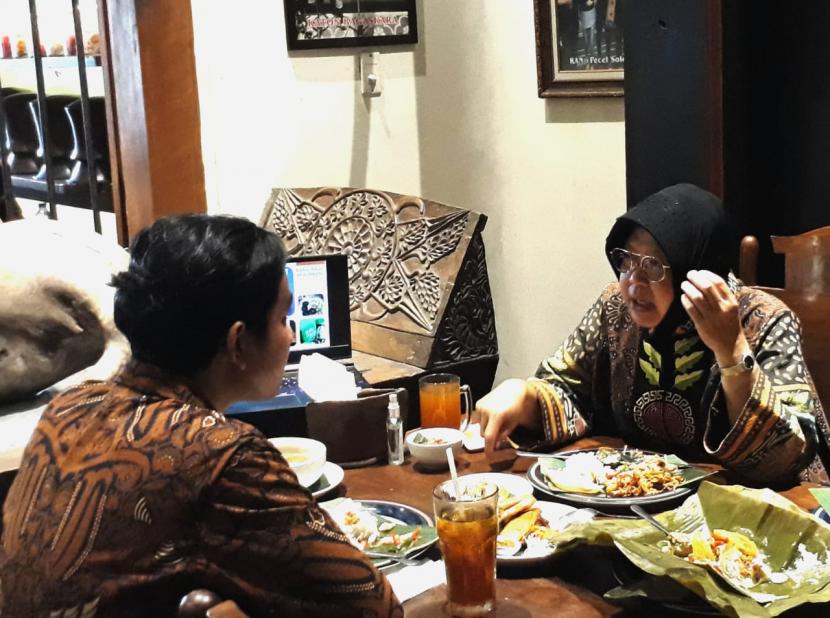 Wali Kota Surabaya Tri Rismaharini makan siang bareng Gibran Rakabuming Raka di salah satu rumah makan di Solo, Rabu (4/3).