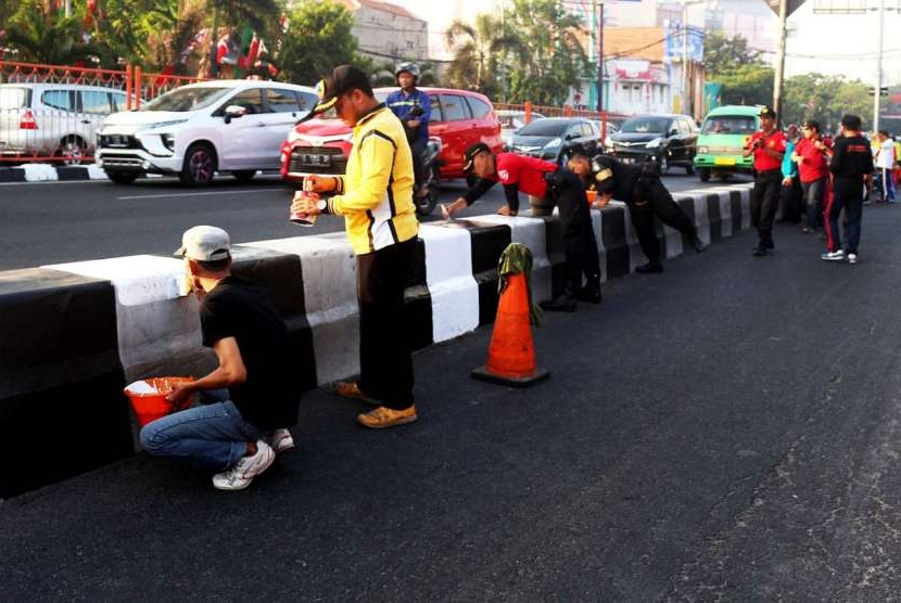 Wali Kota Surabaya Tri Rismaharini memimpin jajarannya menggelar kerja bhakti bersih-bersih dan pengecatan trotoar dalam rangka menyambut HUT RI ke 73