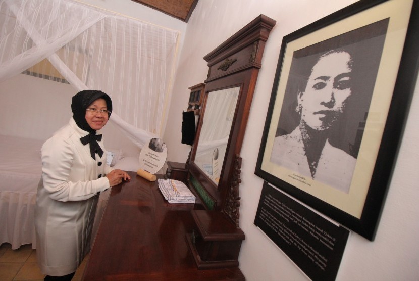 Wali Kota Surabaya Tri Rismaharini mengamati benda bersejarah seusai peresmian Museum HOS Tjokroaminoto, di Surabaya, Jawa Timur, Senin (27/11).