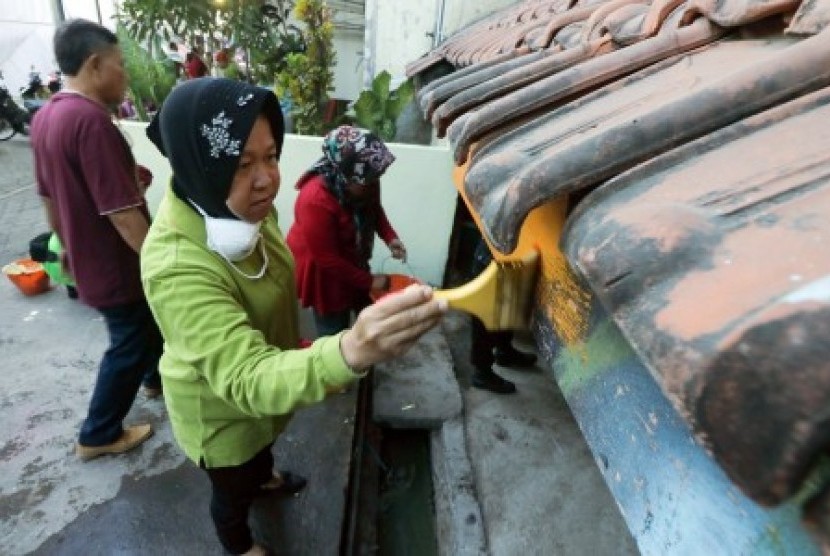 Wali Kota Surabaya Tri Rismaharini mengecat atap genteng saat kerja bakti bersama di Rumah Susun (Rusun) Sumbo, Surabaya, Jawa Timur, Sabtu (9/9). Kerja bakti yang diikuti jajaran Pemkot Surabaya bersama warga tersebut agar kondisi lingkungan rusun menjadi lebih bersih dan nyaman untuk dihuni.