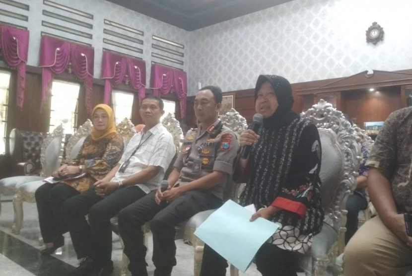 Wali Kota Surabaya Tri Rismaharini menggelar konferensi pers terkait surat permohonan maaf dari Zikria Dzatil pemilik akun Facebook yang ditetapkan tersangka karena diduga menghinanya, Rabu (5/2).