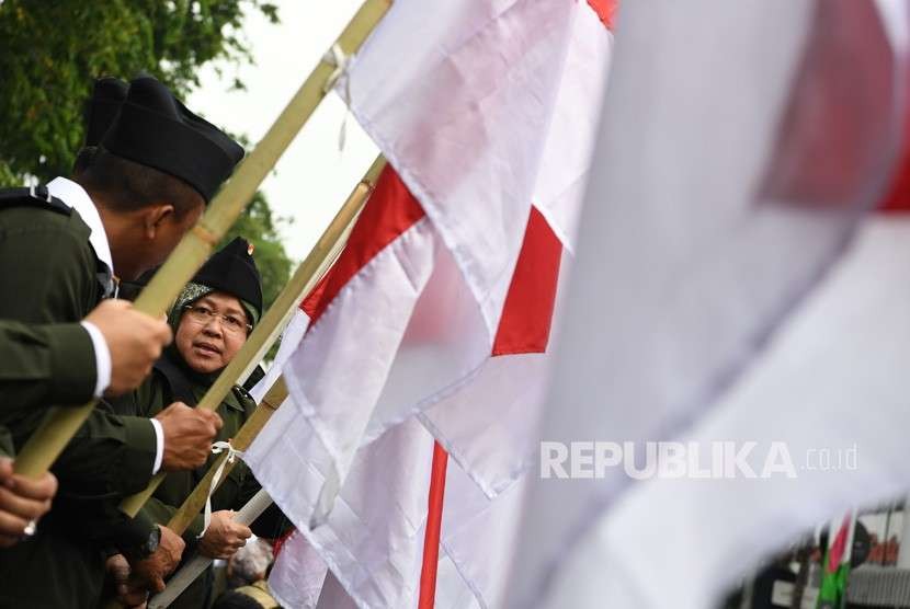 Wali Kota Surabaya Tri Rismaharini menyaksikan teatrikal peristiwa perobekan bendera di Hotel Yamato sekarang Hotel Majapahit di Jalan Tunjungan, Surabaya, Jawa Timur, Rabu (19/9).