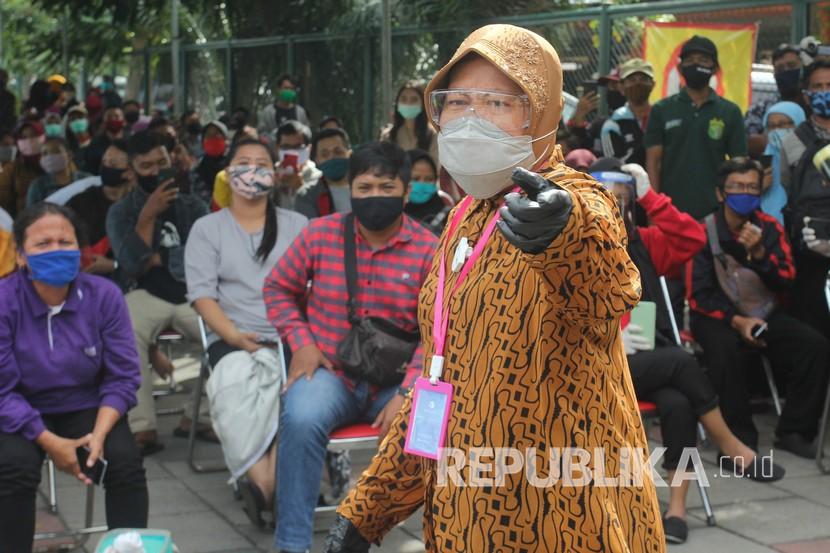 Wali Kota Surabaya Tri Rismaharini menyapa warga yang mengikuti tes cepat. 