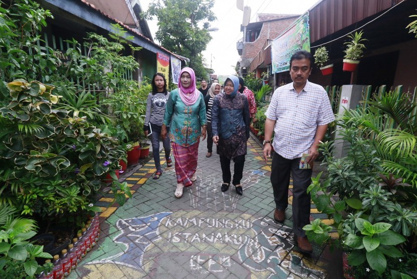 Wali Kota Surabaya Tri Rismaharini menyusuri Kampung Lawas Maspati, Surabaya