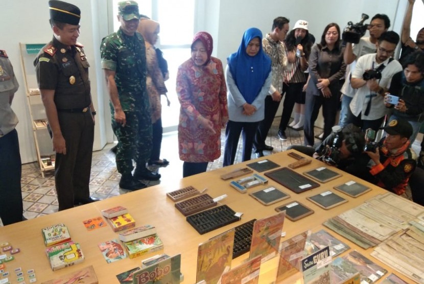 Wali Kota Surabaya Tri Rismaharini meresmikan Museum Pendidikan Surabaya yang ada di Jalan Gentengkali nomor 10, Genteng, Surabaya, Senin (25/11).