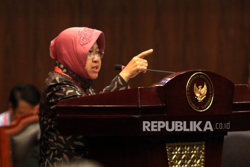 Wali kota Surabaya Tri Rismaharini saat menjalani sidang di Gedung Mahkamah Konstitusi, Jakarta, Rabu (8/6). (Republika/Rakhmawaty La'lang)