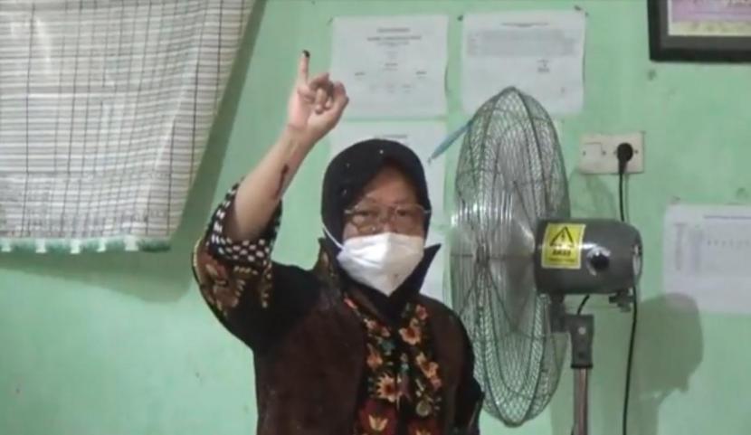Wali Kota Surabaya Tri Rismaharini seusai menyalurkan hak pilihnya di TPS 01, Kelurahan Jajar Tunggal, Wiyung, Surabaya, Rabu (9/12)