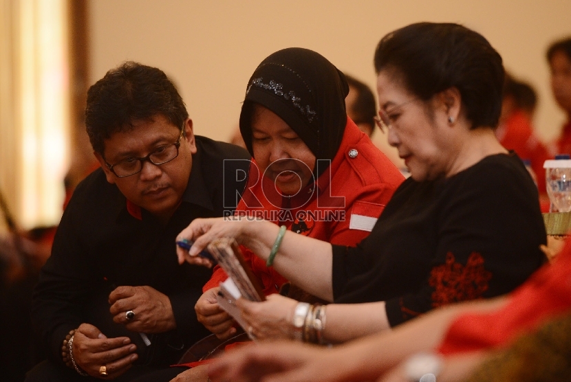 Wali Kota Surabaya, Tri Rismaharini (tengah) duduk bersama Ketua Umum PDIP Megawati Soekarno Putri (kanan) dan Sekjen DPP PDIP Hasto Kristiyanto dalam suatu acara PDIP.