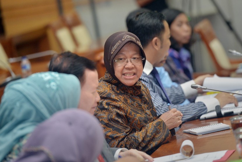 Wali Kota Surabaya Tri Rismaharini (tengah) bersama jajaran Pemkot Surabaya.