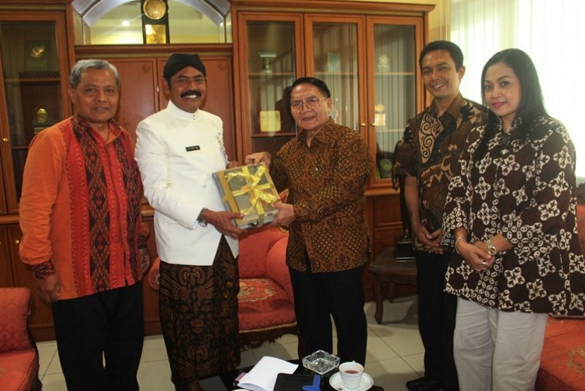 Wali Kota Surakarta, F.X. Hadi Rudyatmo, menerima bingkisan buku “Cakrawala Wayang Indonesia” dan “The Heritage of Asean Puppetry.” Diserahkan oleh Suparmin Sunjoyo, Ketua Umum Sekretariat Nasional Pewayangan Indonesia (SENAWANGI). Didampingi Drs. Suyud Wi