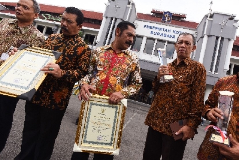 Wali Kota Surakarta FX Hadi Rudyatmo (tengah).