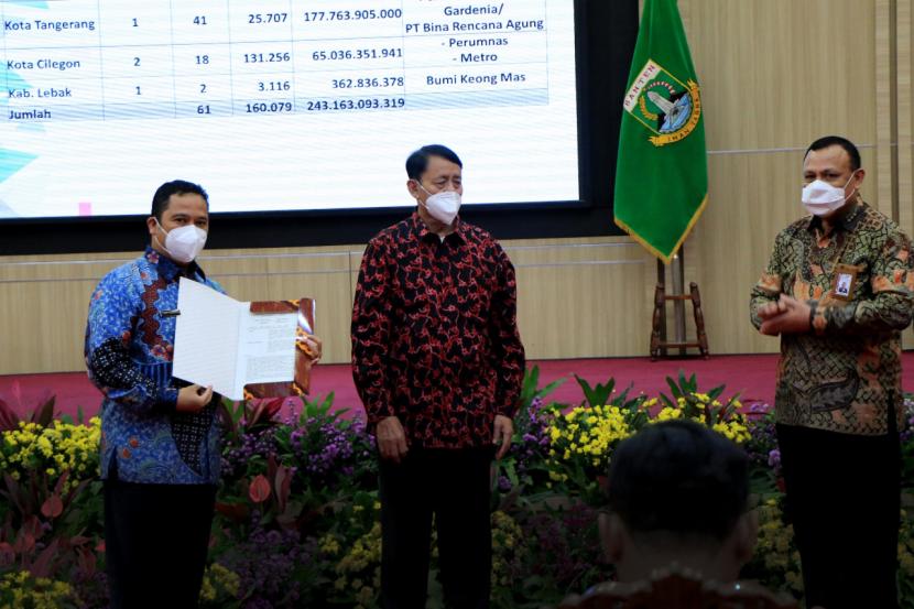 Wali Kota Tangerang Arief R Wismansyah (batik biru) hadir dalam acara Rapat Koordinasi Program Pemberantasan Korupsi Terintegrasi Pimpinan KPK RI dan Kepala Daerah Se-Banten Tahun 2022 yang dihadiri langsung oleh Ketua KPK RI Firli Bahuri.