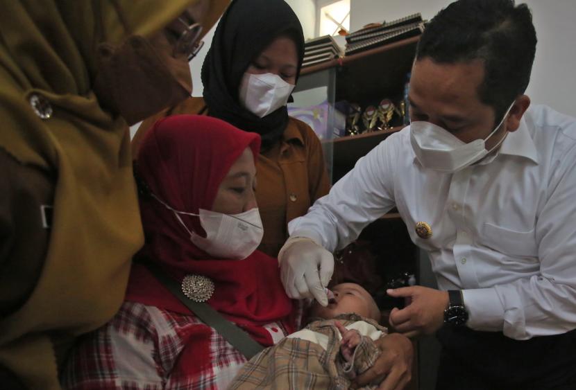Wali Kota Tangerang, Arief Rachadiono Wismansyah (kanan) meneteskan vaksin kepada balita.