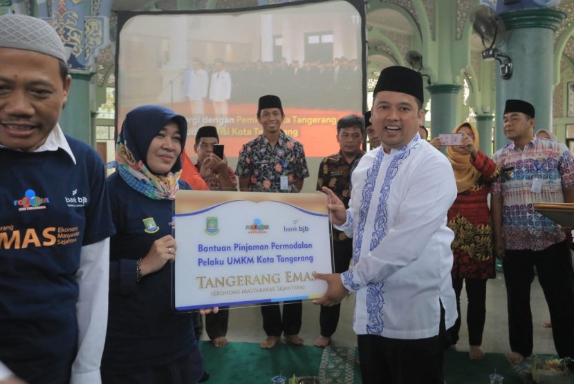Wali Kota Tangerang Arief R. Wismansyah saat meluncurkan program EMAS (Ekonomi Masyarakat Sejahtera) yang diselenggarakan oleh KNKS (Komite Nasional Keuangan Syariah) bersama dengan Bank BJB Banten, pada Kamis (5/12). 