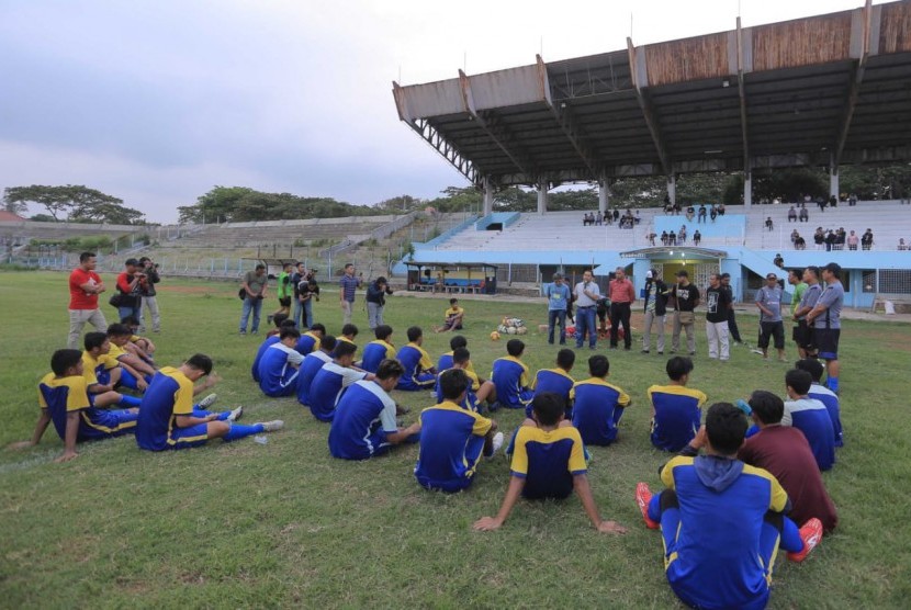 Wali Kota Tangerang Arief R. Wismansyah saat menyaksikan sesi latihan Persikota Tangerang di Stadion Benteng (ilustrasi). Pemkot Tangerang akan merehabilitasi Stadion Benteng.
