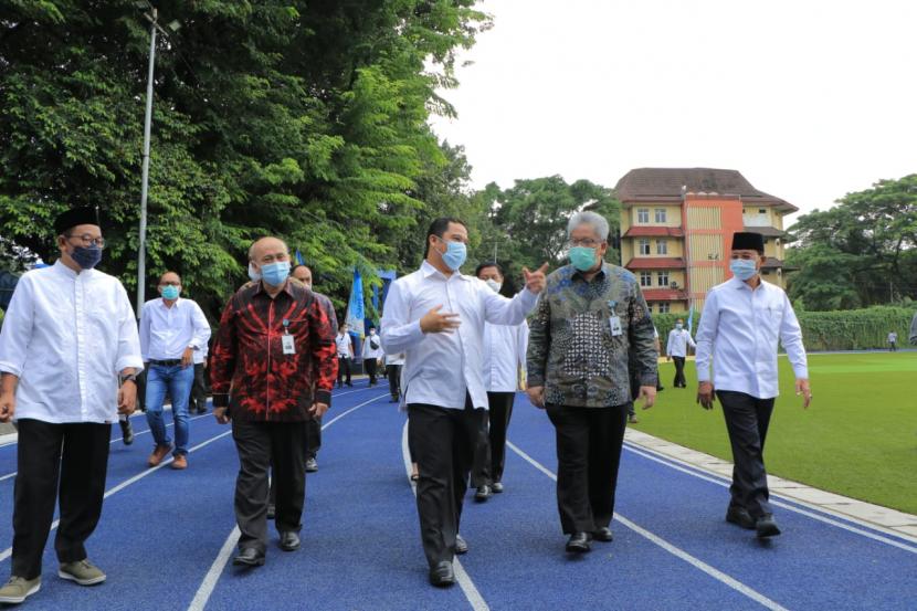 Wali Kota Tangerang Arief Rachadiono Wismansyah bersama Direktur Utama BJB Yuddy Renaldi meresmikan Alun-Alun Kota Tangerang, Banten, Jumat (29/1).