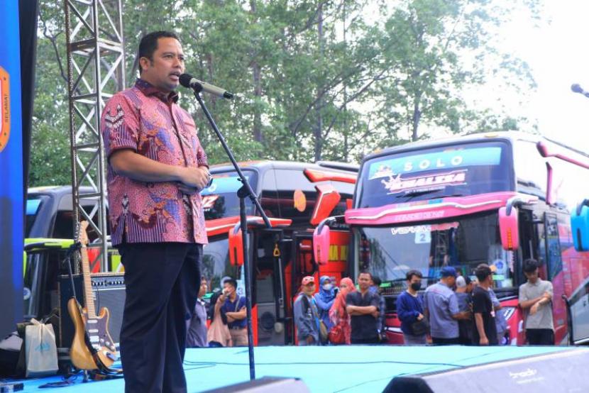 Wali Kota Tangerang, Arief Rachadiono Wismansyah melepas mudik gratis di Terminal Poris Plawad, Kota Tangerang, Banten Rabu (19/4/2023).