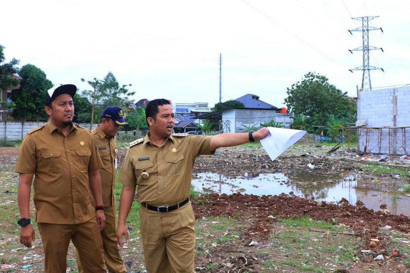 Wali Kota Tangerang Arief Wismansyah saat meninjau lahan fasos-fasum di Banjar Wijaya, Tangerang yang sedang dibangun sebagai salah satu venue cabang olahraga dalam Porprov Banten 2022, Selasa (25/10). 