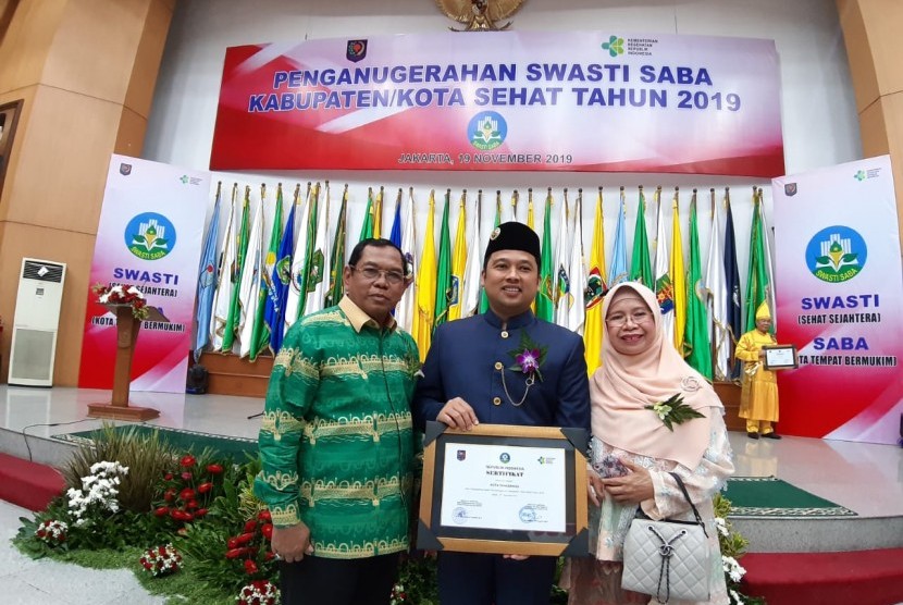 Wali Kota Tangerang menerima penghargaan Swastu Saba Wistara atau kota dengan lingkungan yang sehat.