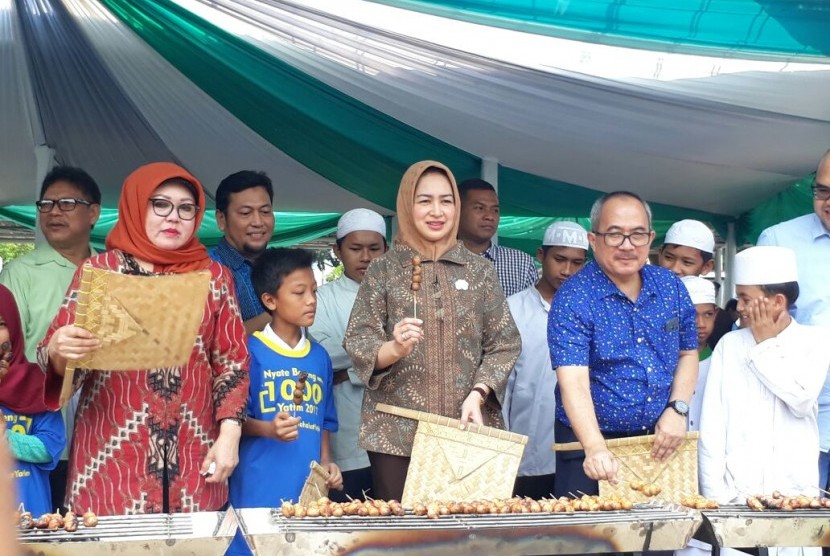 Wali Kota Tangerang Selatan, Airin Airin Rachmi Diany nyatai bersama 1.000 anak yatim, Ahad (3/9).