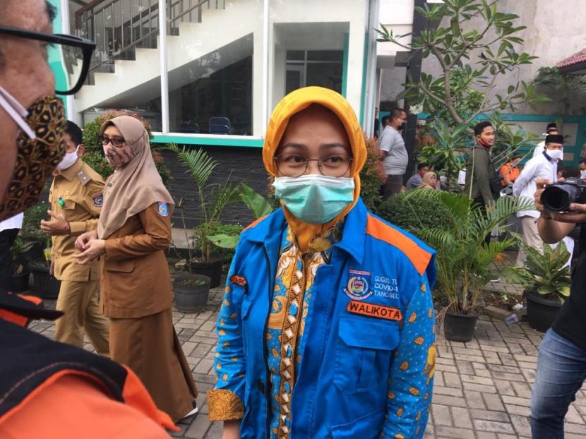 Wali Kota Tangerang Selatan Airin Rachmi Diany dalam kegiatan penyaluran bansos presiden di Serpong, Tangsel 