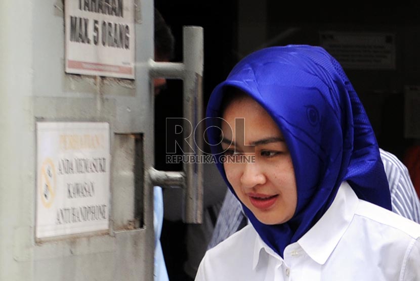 Wali Kota Tangerang Selatan Airin Rachmi Diany keluar dari gerbang ruang tahanan Komisi Pemberantasan Korupsi (KPK)