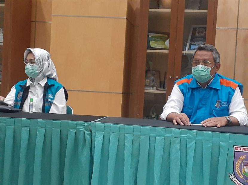 Wali Kota Tangerang Selatan Airin Rachmi Diany (kiri) dan Wakil Wali Kota Tangerang Selatan Benyamin Davnie (kanan) dalam konferensi pers terkait pengetatan PSBB Tangsel, di Pusat Pemerintahan Kota Tangsel, Jumat (8/1).
