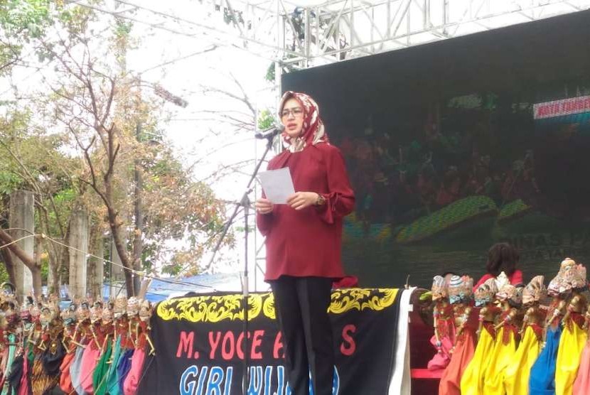 Wali Kota Tangerang Selatan, Airin Rachmi Diany menerima Cinderamata khas Betawi dari panitia Pesta Rakyat Situ Bungur 2018, Pondok Ranji, Ciputat Timur, Tangerang Selatan, Ahad (27/8).