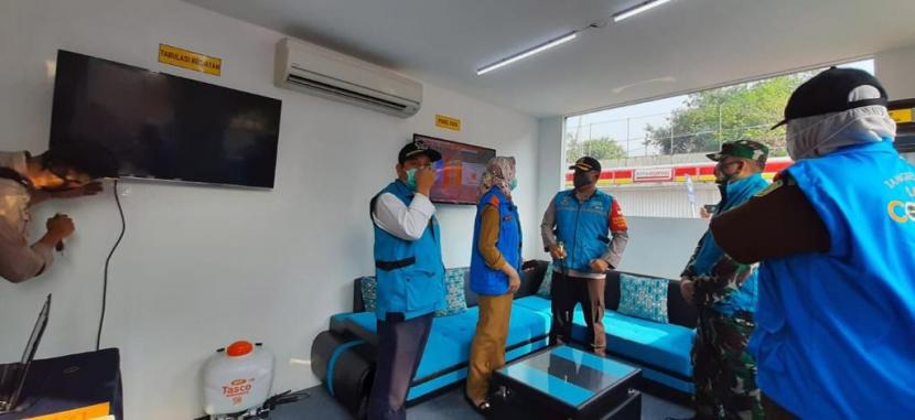 Wali Kota Tangerang Selatan Airin Rachmi Diany saat memantau posko gabungan Covid-19 di Stasiun Rawa Buntu, Senin (8/6).