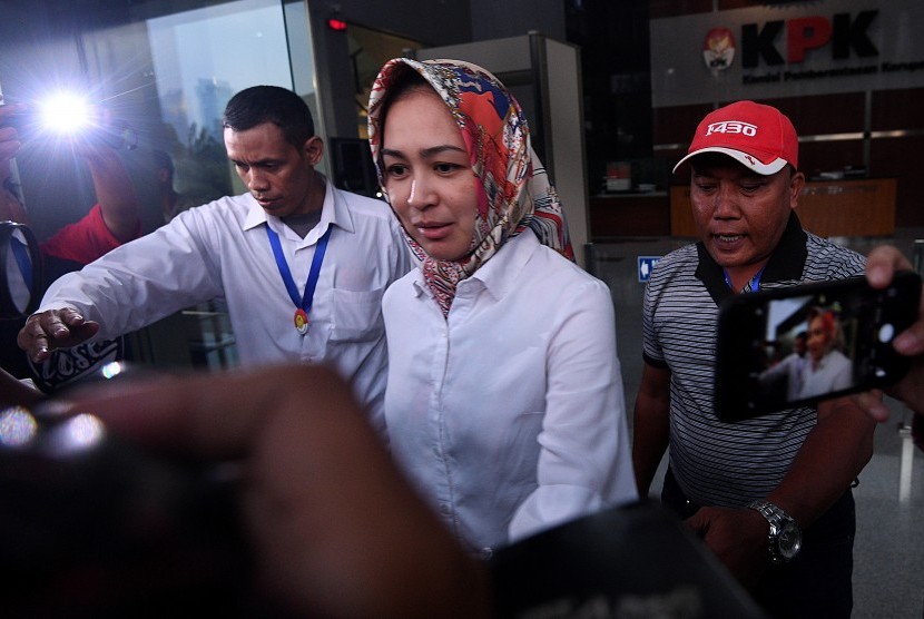 Wali Kota Tangerang Selatan Airin Rachmi Diany (tengah) meninggalkan gedung KPK usai menjalani pemeriksaan di Jakarta, Selasa (14/11).